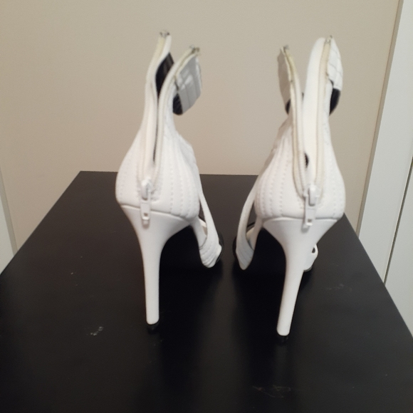 White and black heels - Picture 4 of 4